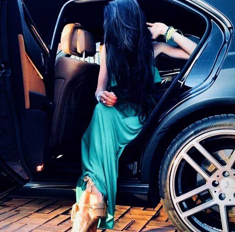 Девушка в платье возле машины