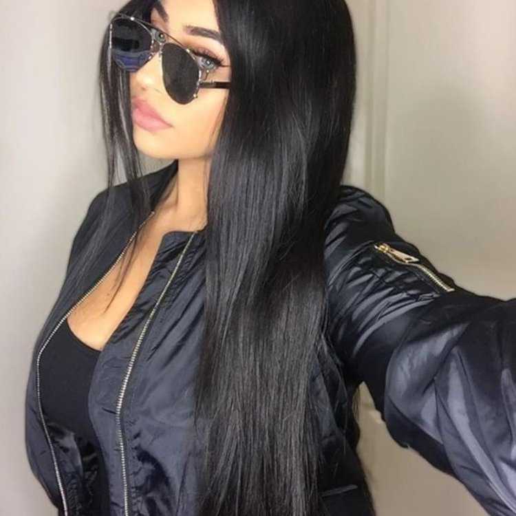 Брюнетка в очках с длинными волосами