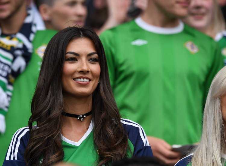 Девушки болельщицы футбола