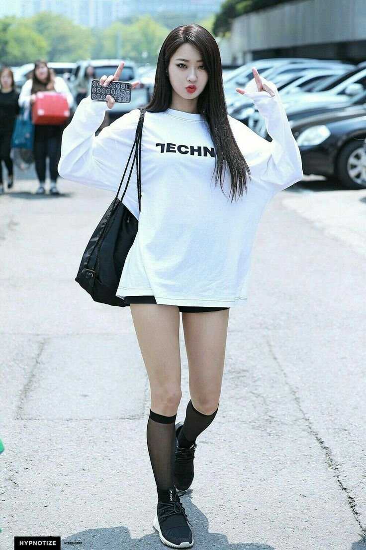 Красивые азиатские девушки в коротких платьях