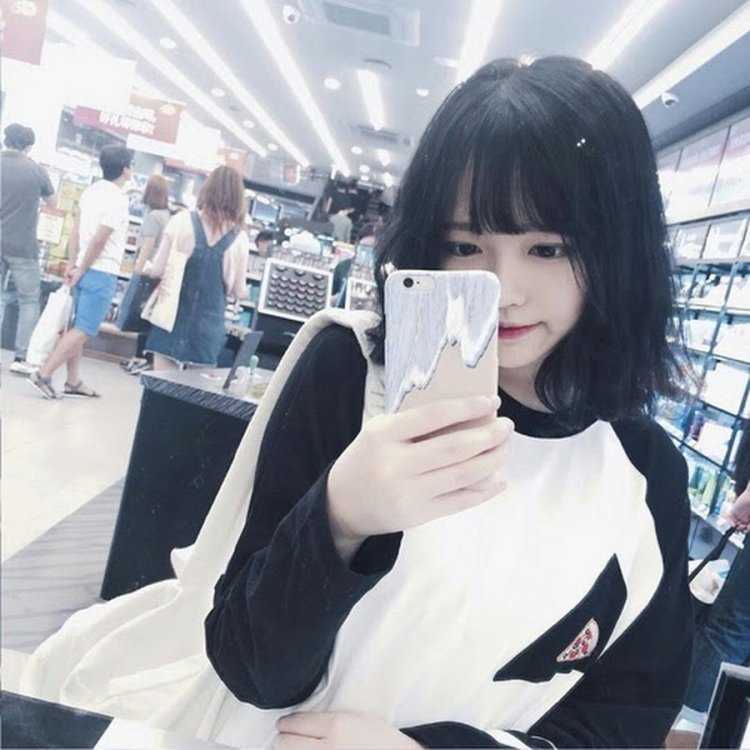 Кореянка с короткими чёрными волосами