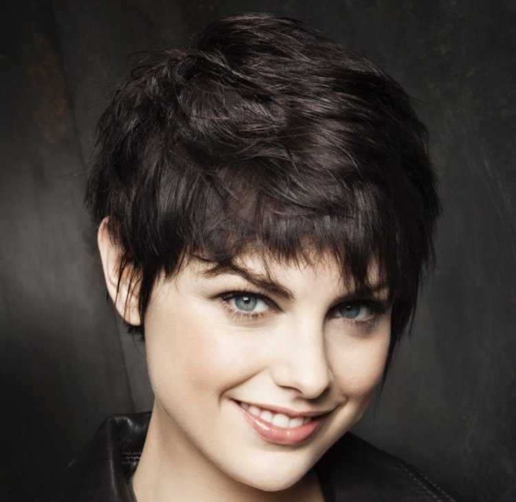 Красивые короткостриженные брюнетки19