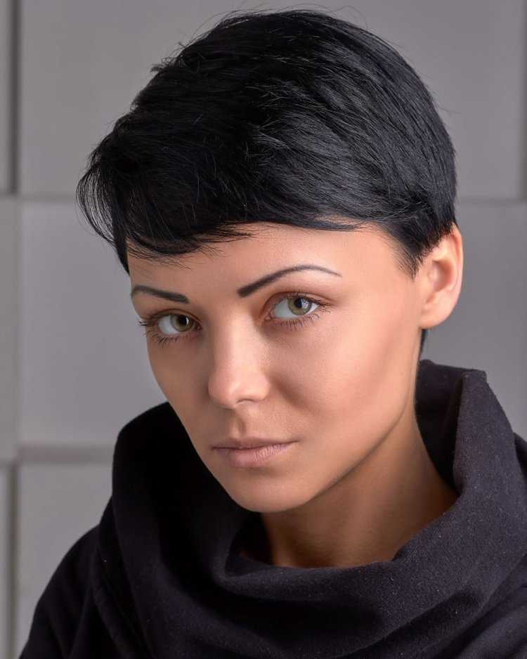 Брюнетки с короткой стрижкой