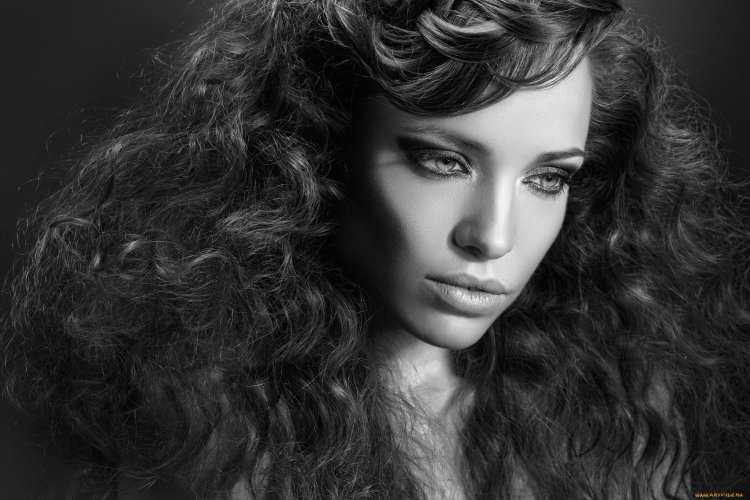 Портрет девушки с кудрявыми волосами