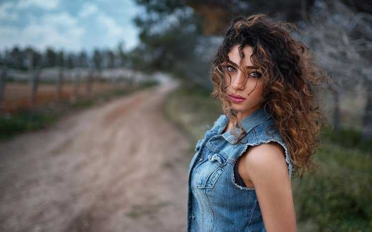 Кудрявая девушка