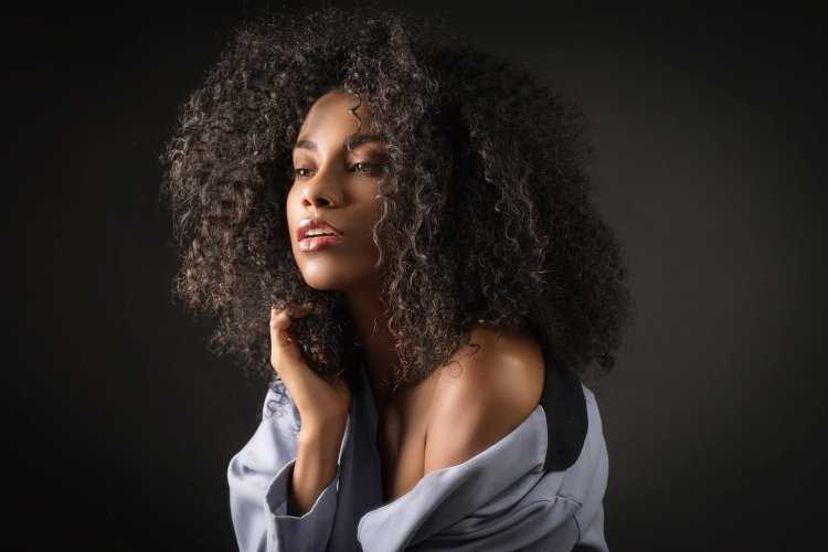 Кудрявая девушка