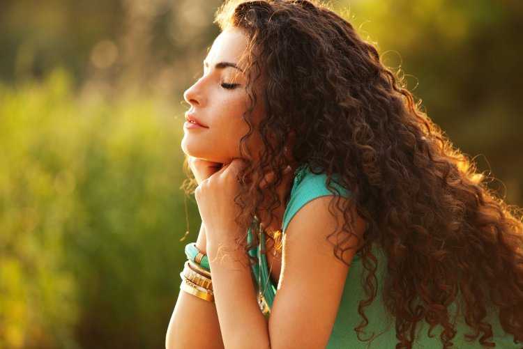 Волнистые волосы у девушек