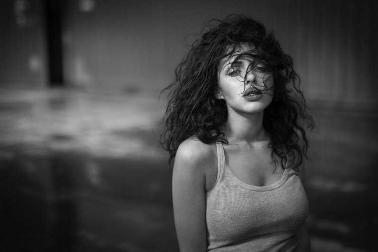 Грустная кудрявая девушка