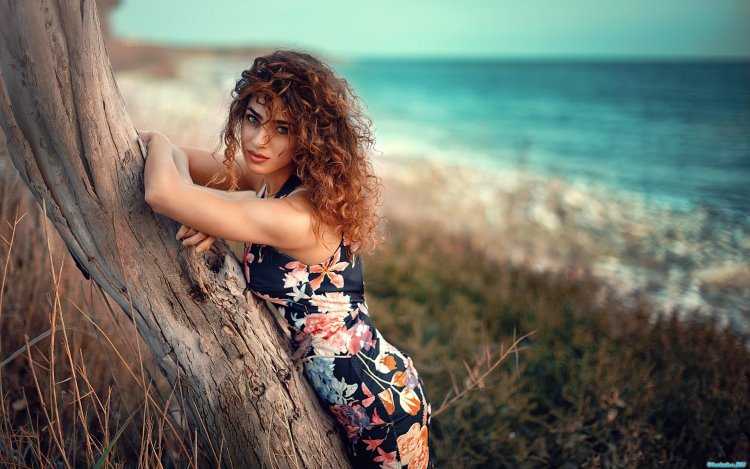 Шатенка с кудрявыми волосами