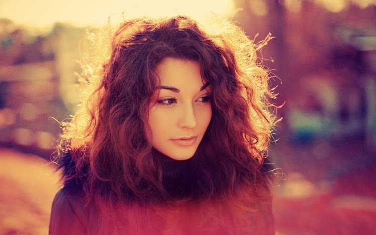 Девушка шатенка с волнистыми волосами