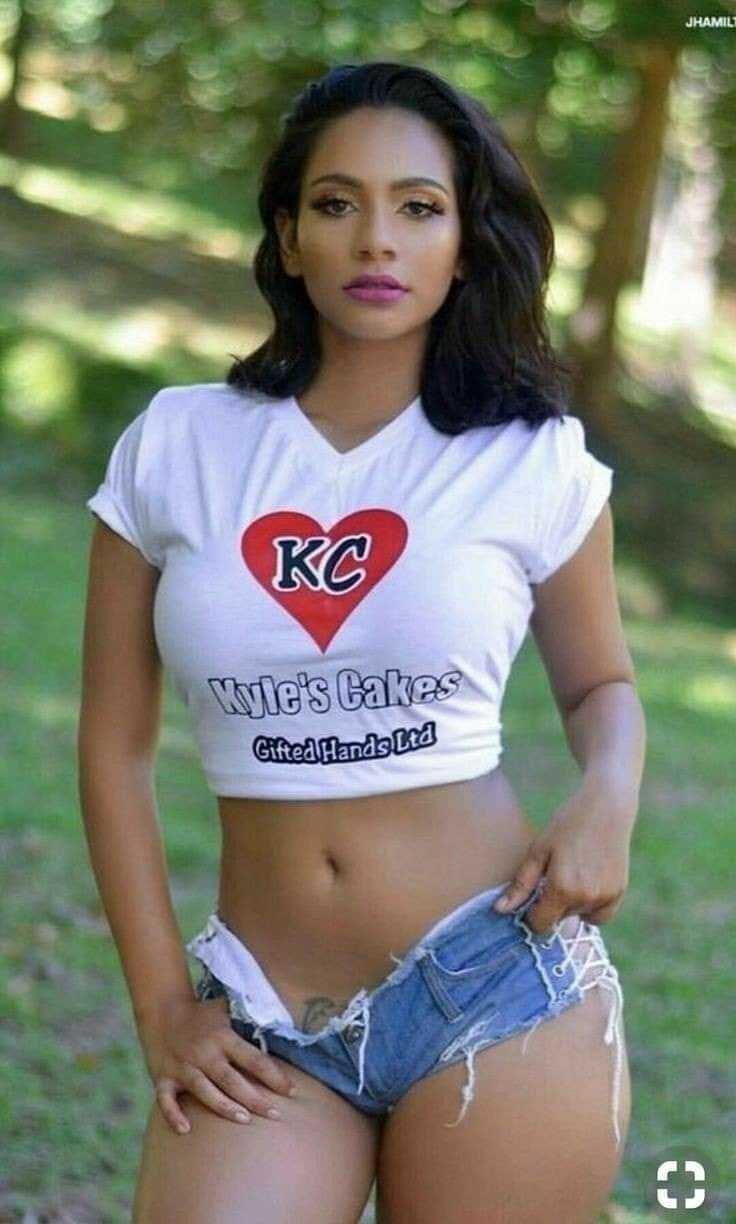 Мулатки девушки в шортах