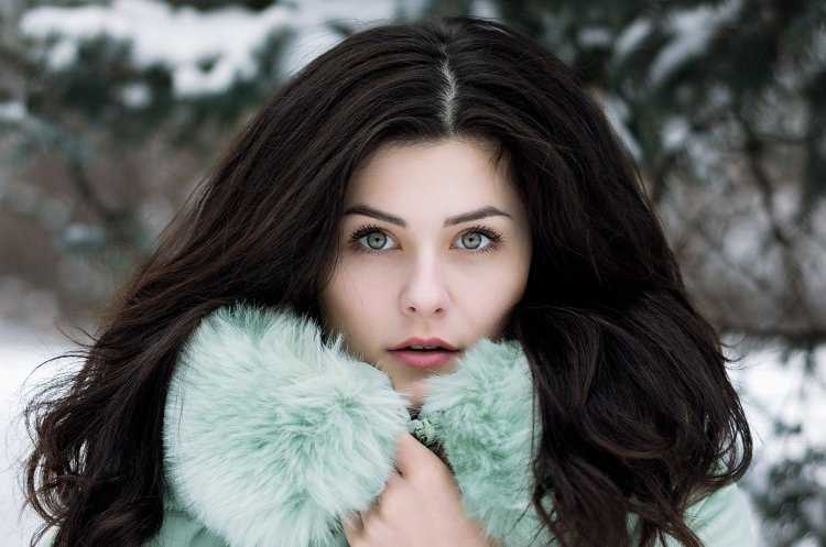 Темноволосая девушка