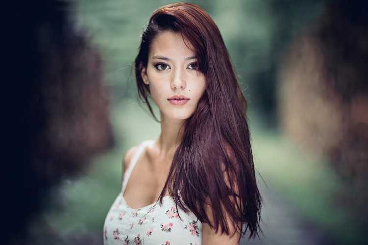 Брюнетка с карими глазами