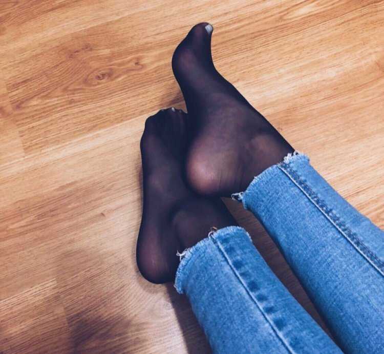 Ноги в капроновых носках