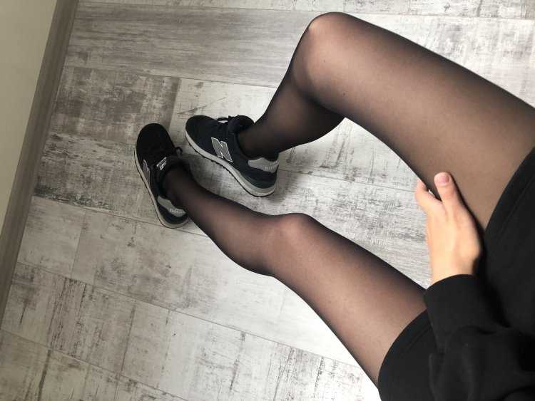 Селфи чулки на ножках