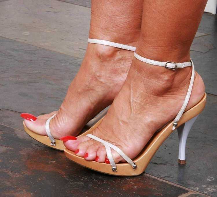 Нога на ногу Роскошные женщины