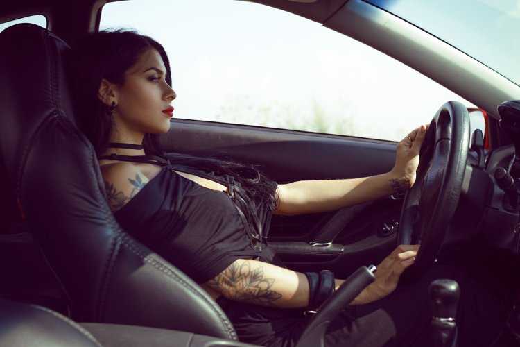 Дерзкая девушка в машине