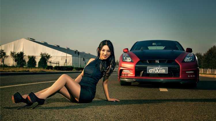 Брюнетки на фоне машин
