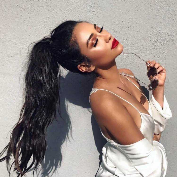 Шей Митчелл с высоким хвостом