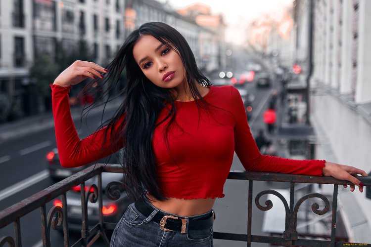 Брюнетка в красной рубашке