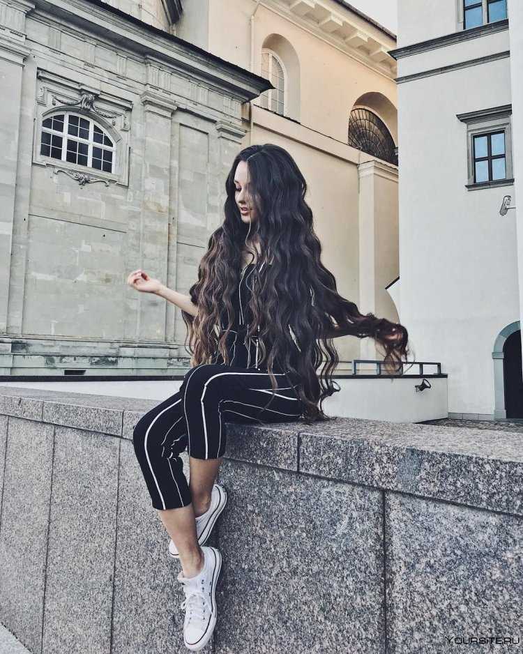 Высокая брюнетка с длинными волосами