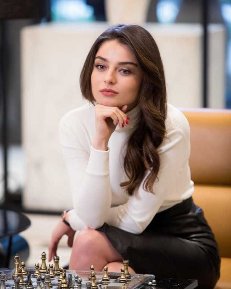 Турецкая актриса Айча Айшин