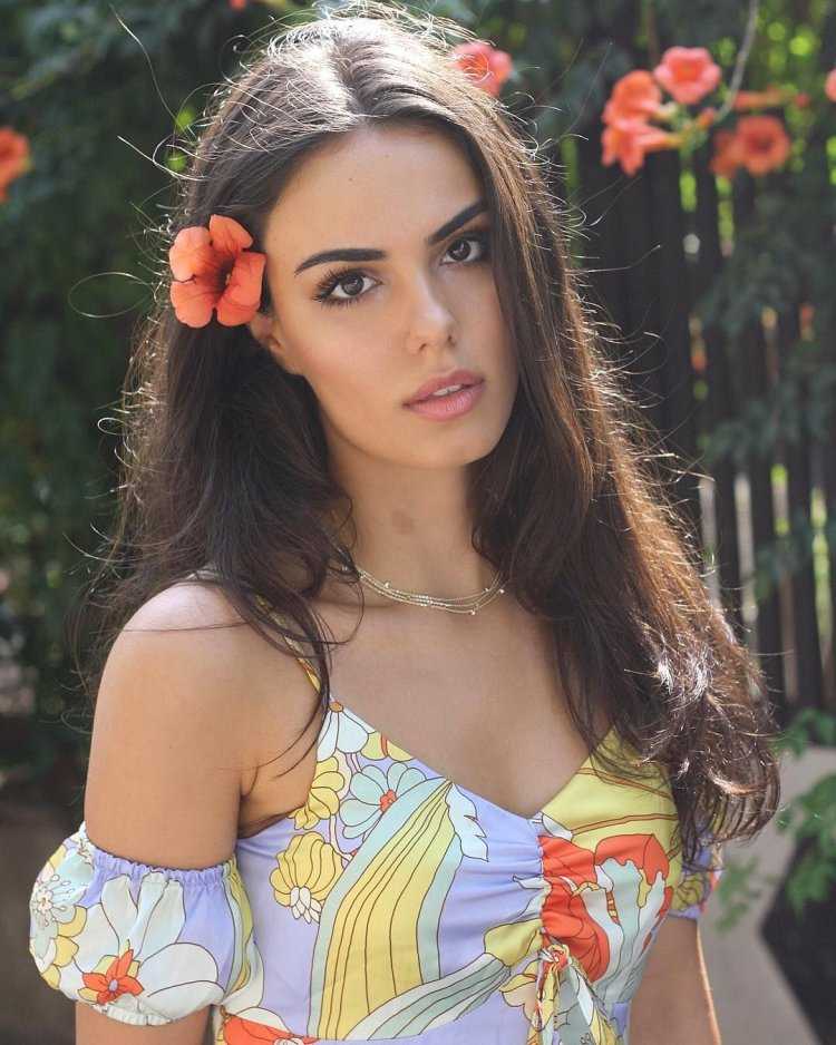 Турецкая актриса Озгю Кая