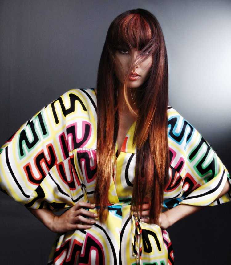 Брюнетка с рыжими прядями