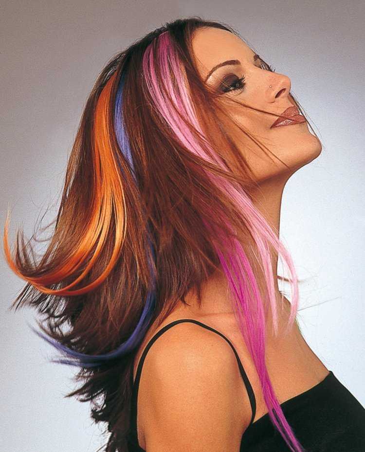 Радужные пряди на темных волосах