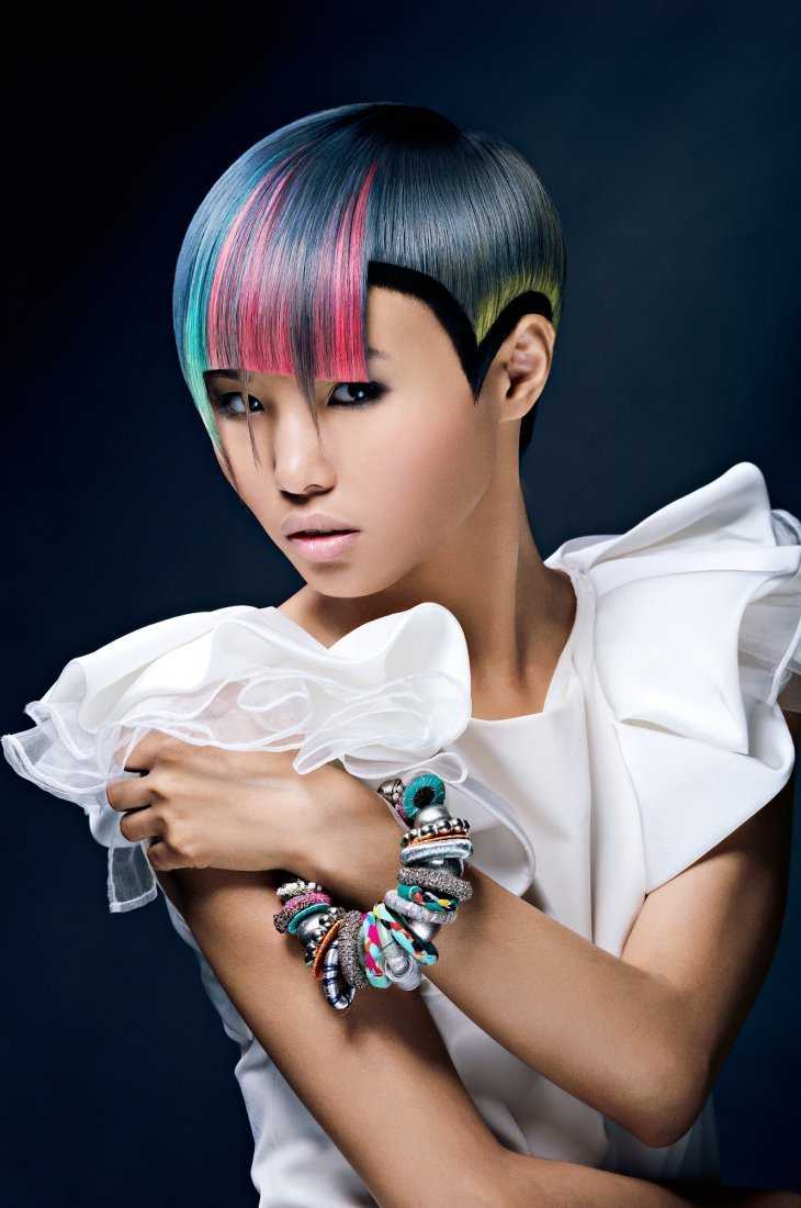 Необычные яркие прически