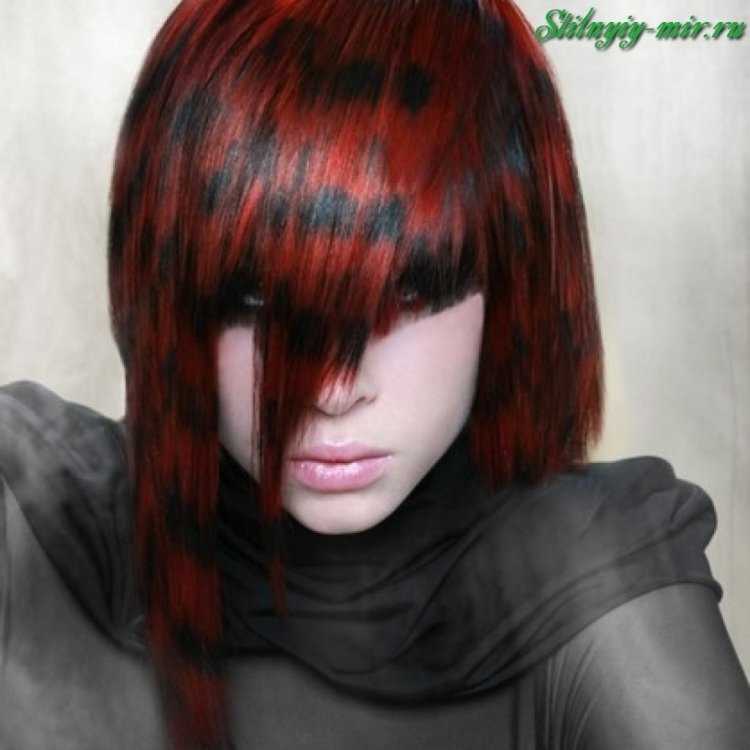 Короткие черные волосы с красными прядями