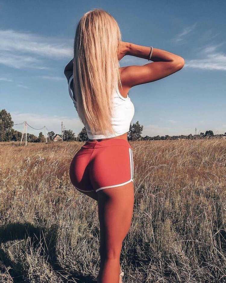 Ягодицы одноклассниц на пляже