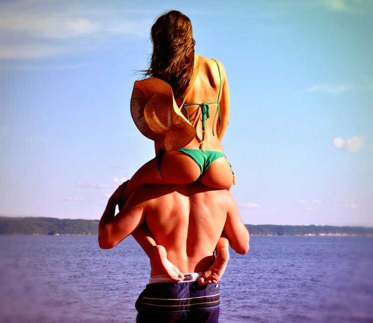 Ягодицы девушек на улице