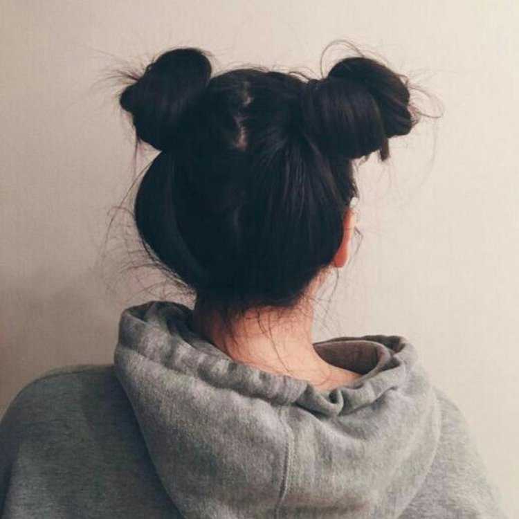 Девушка с пучком со спины