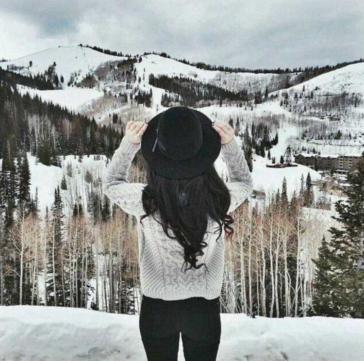 Брюнетка со спины зимой