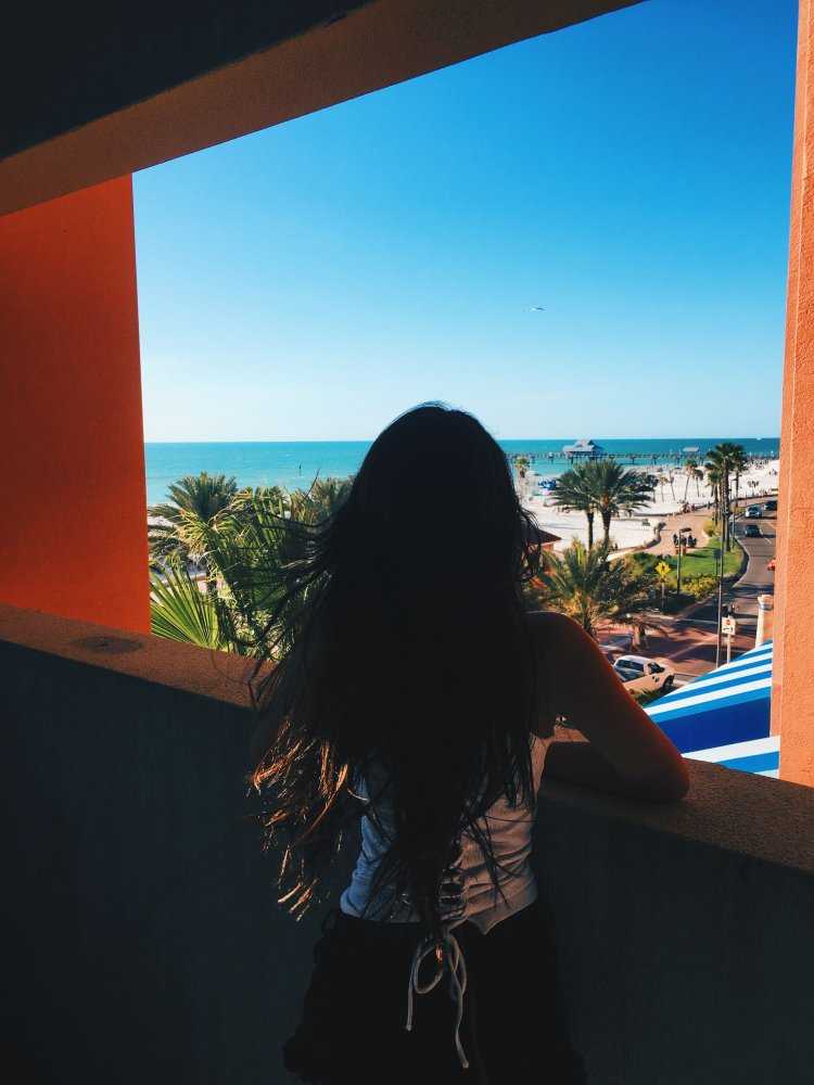 Брюнетка в Турции со спины