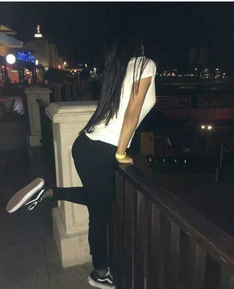 Крутая брюнетка со спины63