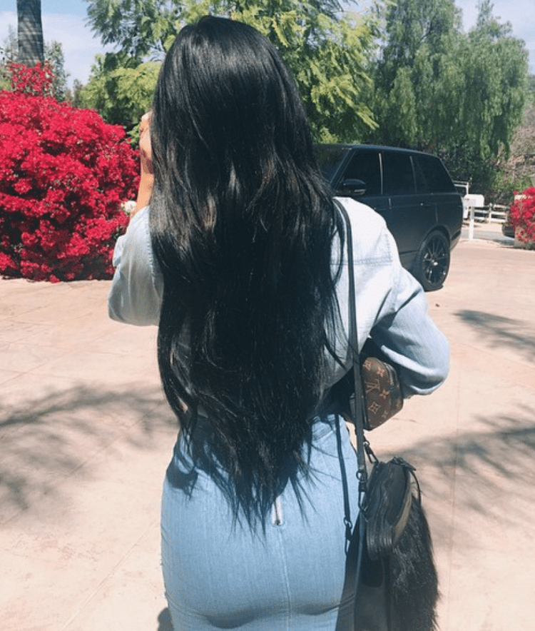 Крутая брюнетка со спины12