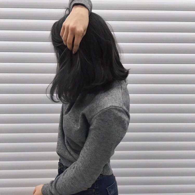 Девушка с чёрным каре без лица