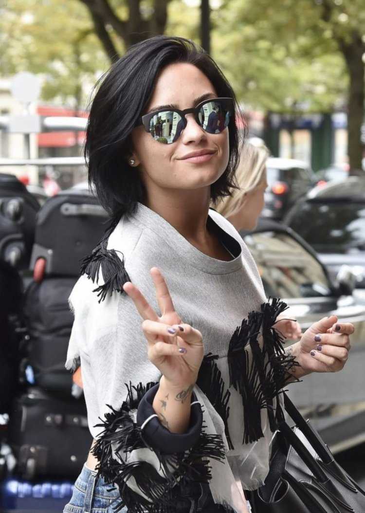 Деми Ловато асимметричное каре