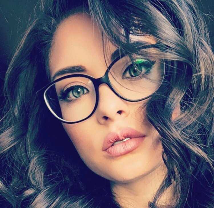 Меган Фокс в очках для зрения