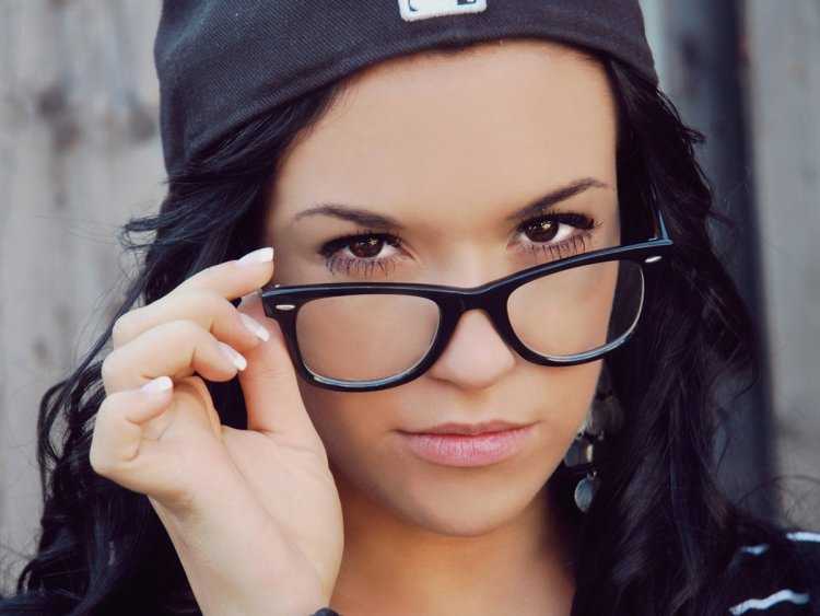 Крутые брюнетки в очках73