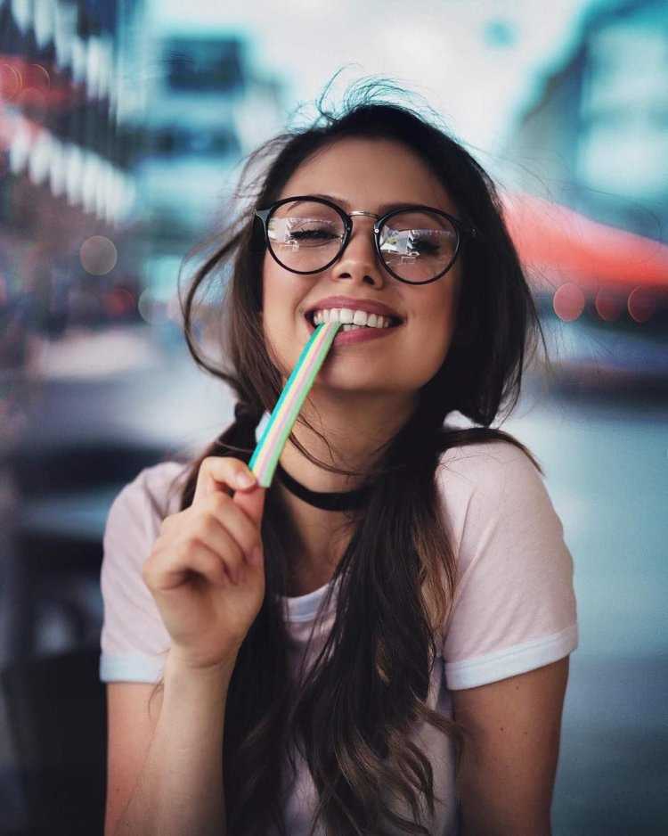 Веселая девушка