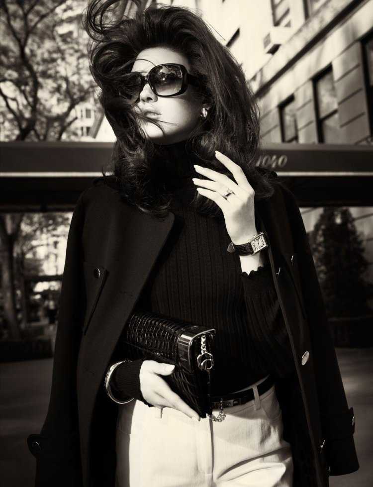 Элегантная женщина в очках