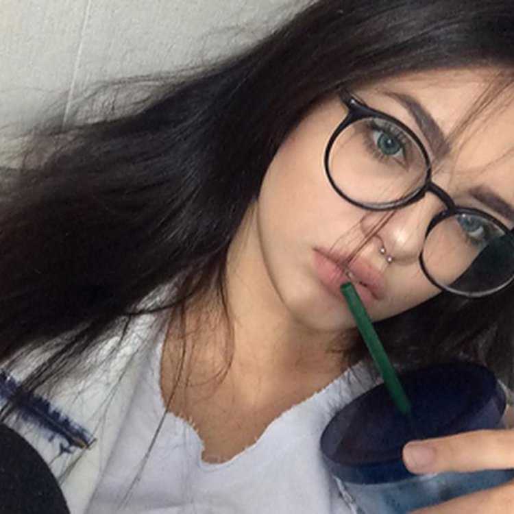 Девушка в очках селфи