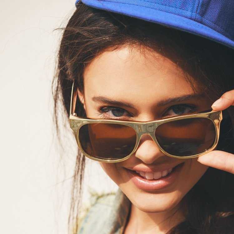 Девушка в кепке и очках