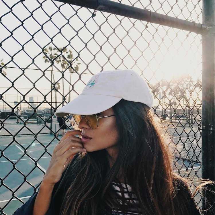 Девушка в Панаме в профиль