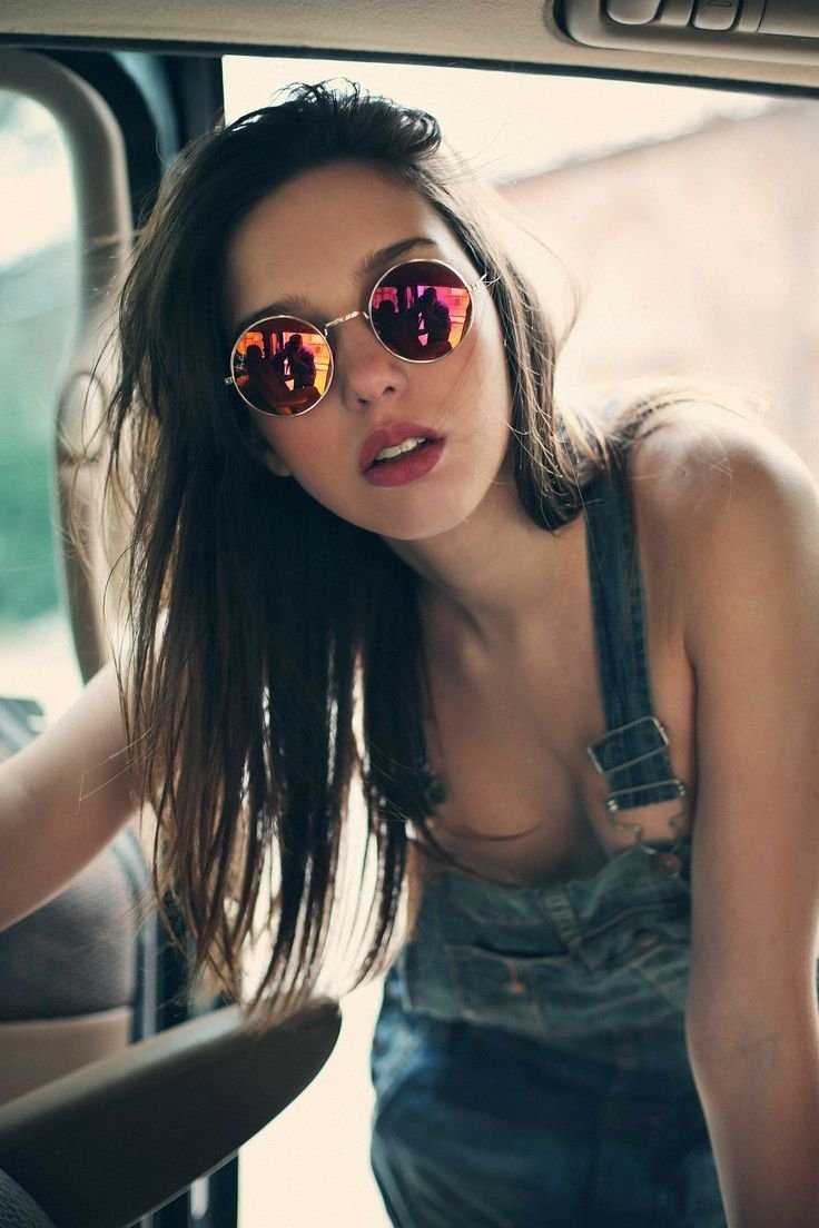 Девушка в солнечных очках