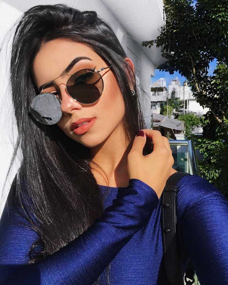 Девушка брюнетка в очках