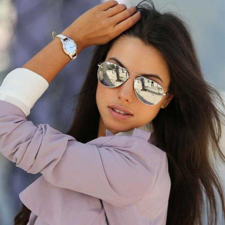 Стильная брюнетка в очках